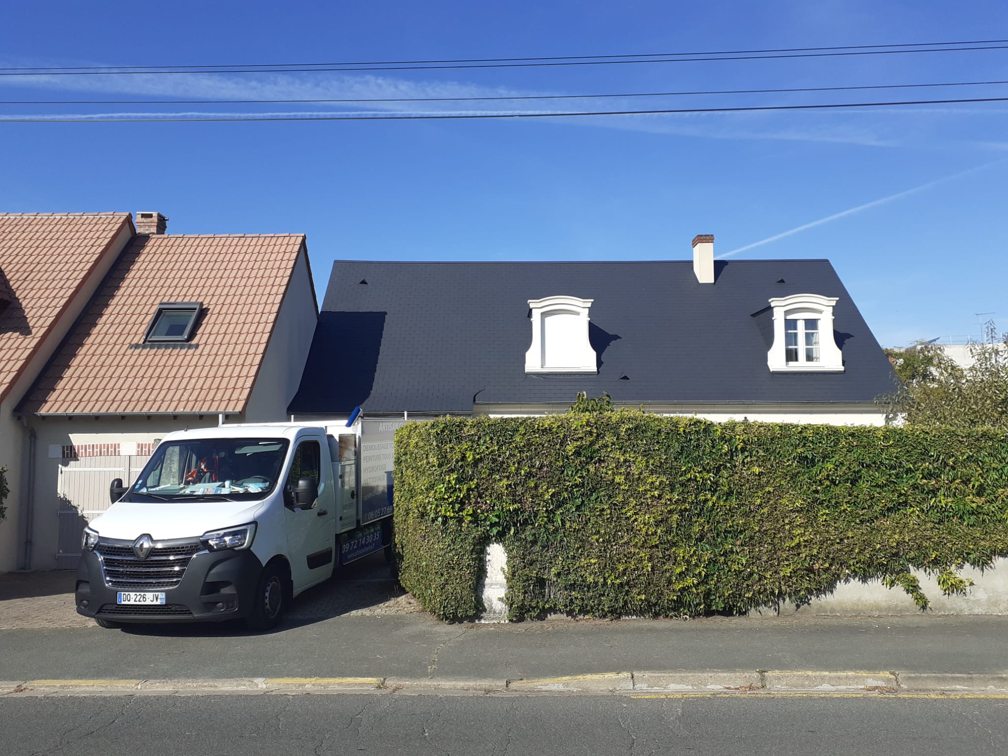Toiture envahie de mousse avant intervention à La Source
